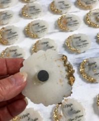 50 Adet Mıknatıslı Mağnet Epoksi Gold Beyaz Magnet  Söz Nişan Kına Hediyelik Nikah Şekeri Düğün Hediye