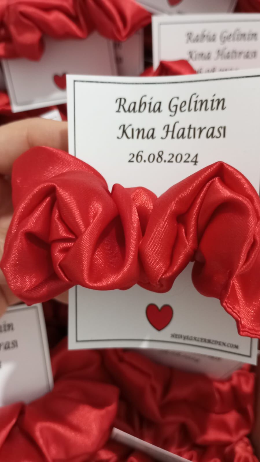 Hediyeliklerbizden  Kına Gecesi Hediyelik Saten Saç Tokası ( 50 Adet) Kişiye Özel Etiketlendirilir.