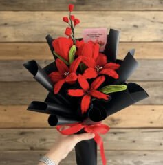 1 Bukette 6 çiçek vardır Sevdiklerinize kalıcı hediye solmayan Şönil çiçek hediye etmek istermisiniz siparişi için dm den wassaptan 05353296323 den bize ulaşabilirsiniz